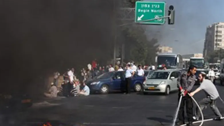 הפגנה בכניסה לעיר