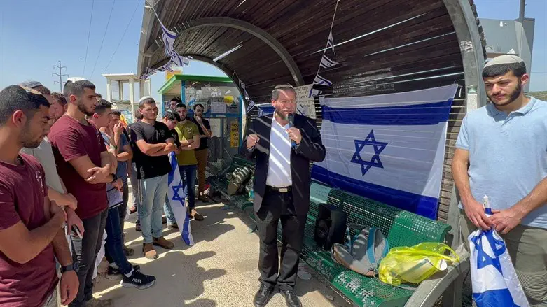 הרב ון דיק ותלמידי איתמר