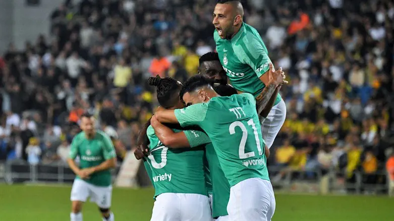 שחקני חיפה חוגגים אליפות שלישית ברציפות