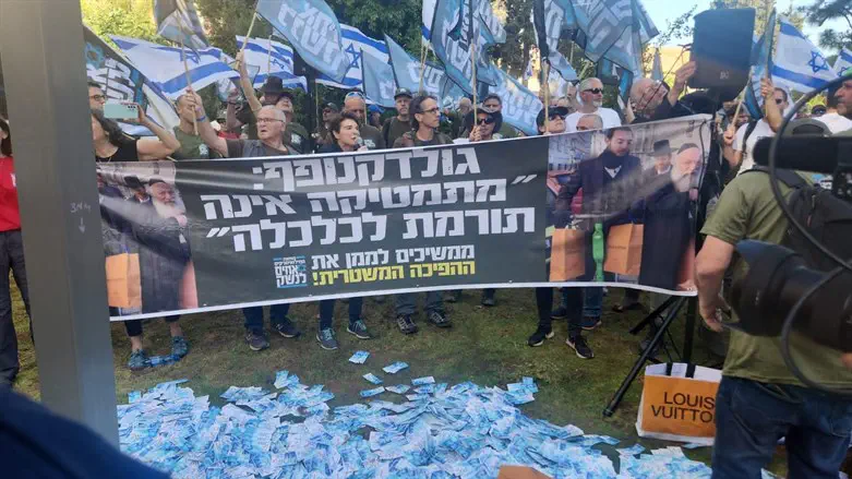 ההפגנה מול ביתו של גולדקנופף