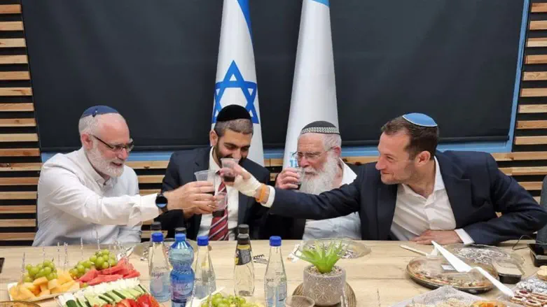 הרב בר ניצן (משמאל)