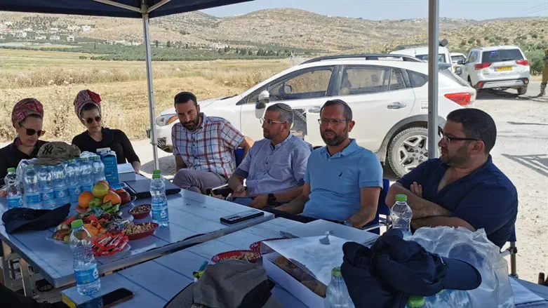 ישראל גנץ בלשכה שפתח בכניסה לכפר אל-מועייר