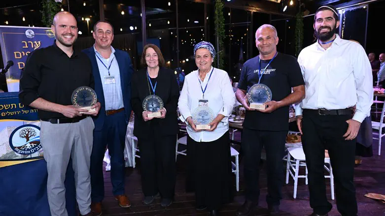 זוכי הפרס עם מנכ"ל רגבים