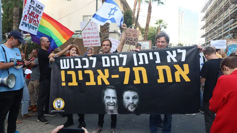 ההפגנה מול הישיבה בת"א