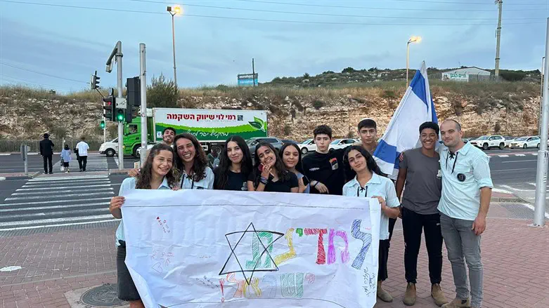 חניכים בשרשרת האחדות