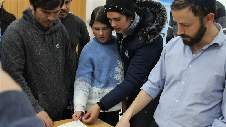 הרב דניאל שוודל עם תלמידי אולפן הגיור