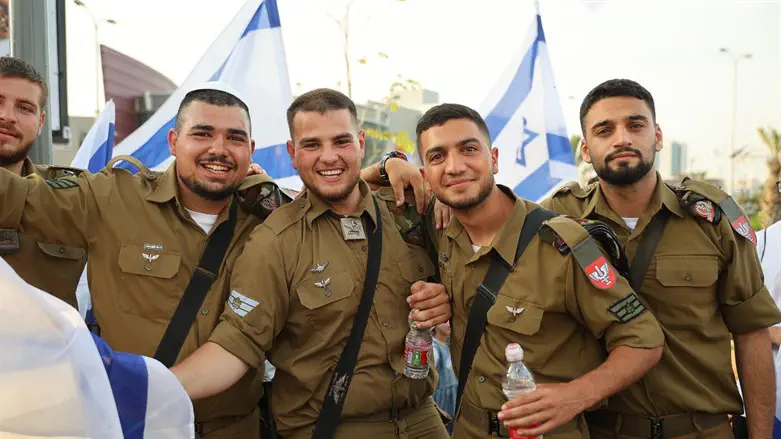חיילים שמחים בריקוד דגלים