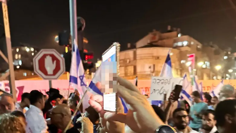 המפגין הציג תמונת בחורה בעירום