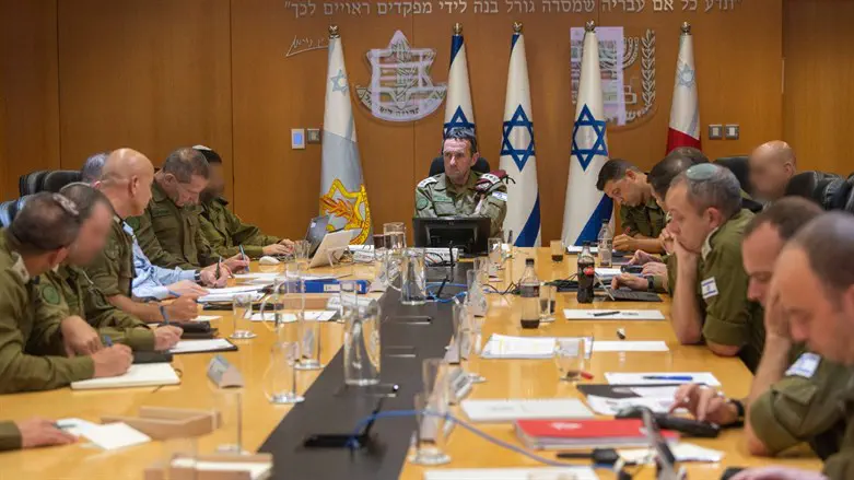 הערכת מצב במטכ"ל במהלך מבצע 'מגן וחץ' 