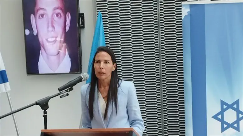 ענבל רץ גילמור, אלמנתו של אש קודש (בתמונה מאחורה)