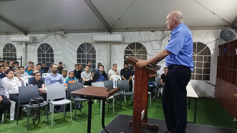 האלוף בריק בישיבת חיפה