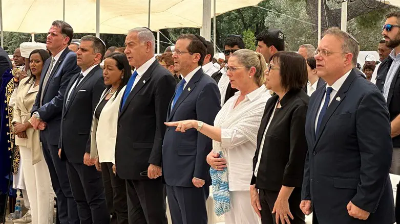 אנו בוכים היום על יקיריכם שאבדו בטרם הספיקו להשלים את המסע