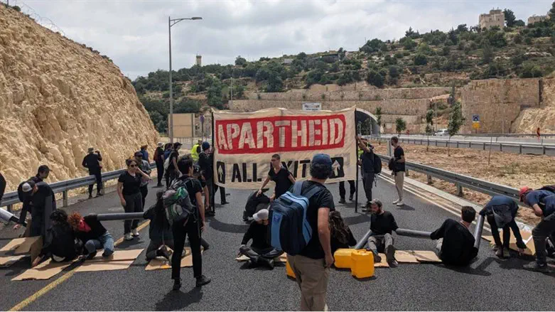 פעילי השמאל חוסמים את כביש המנהרות