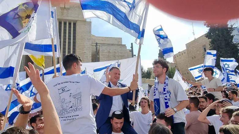 ח"כ יולי אדלשטיין במהלך ריקוד הדגלים