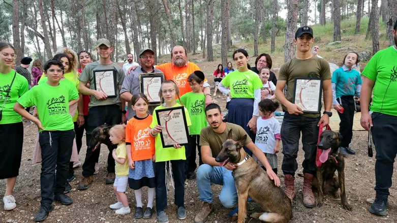 IDU volunteers with children from Lev Malka