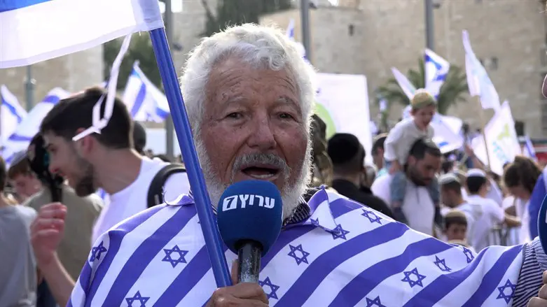 Ави Фархан на Марше с флагами