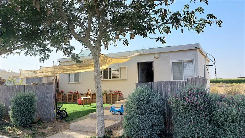 Caravan in Negev village