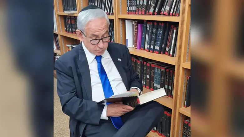 בנימין נתניהו לומד בספר הכוזרי
