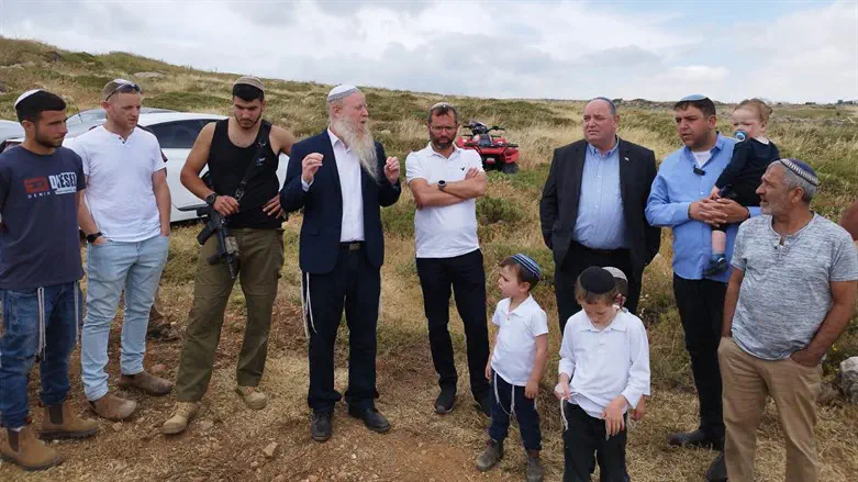 ישראל גנץ והרב איתן שנרב בחנוכת מצפה רנה בכוכב יעקב