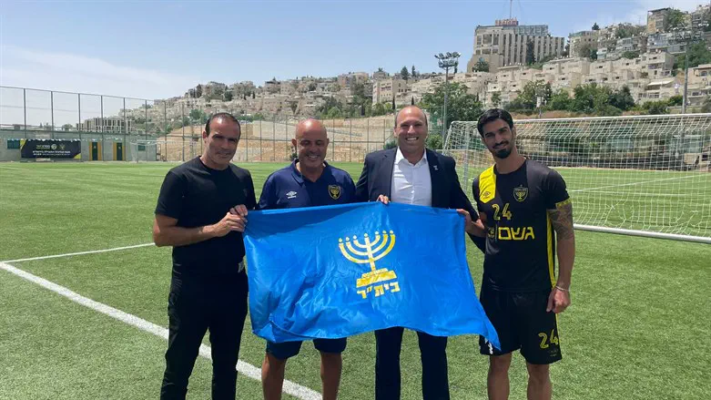 ראשי הנהגת בית"ר העולמית עם המועדון הירושלמי
