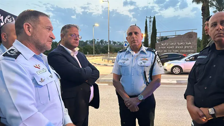 Ben-Gvir (2nd from left) visits Tuba-Zangariyye