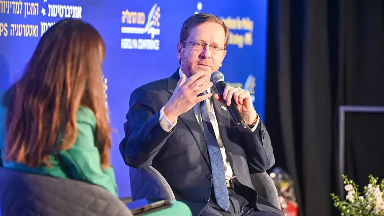 יצחק הרצוג בכנס