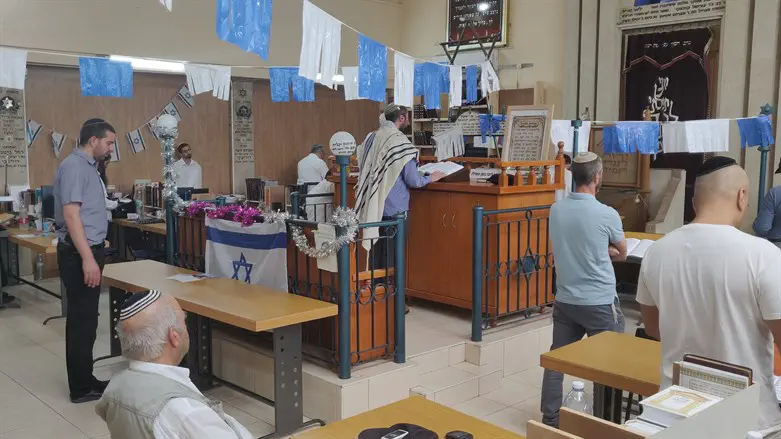 "המקום יהיה מרכז יהדות לכל האזור". תפילת מקומיים ותלמידים בבית המדרש 'עוז ואמונה