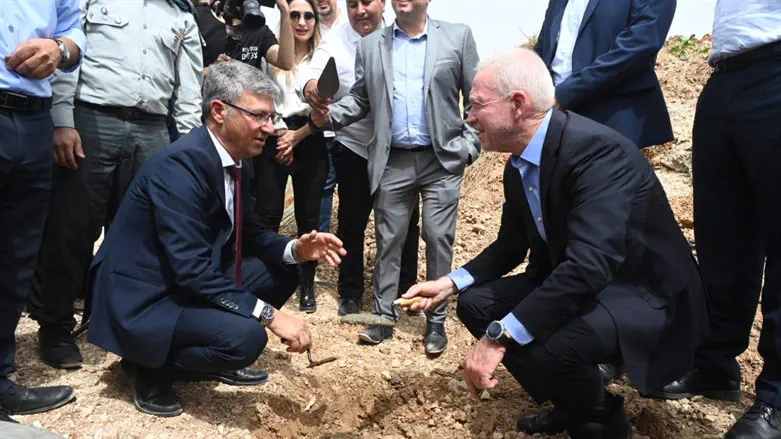 גלנט בטקס הנחת אבן הפינה