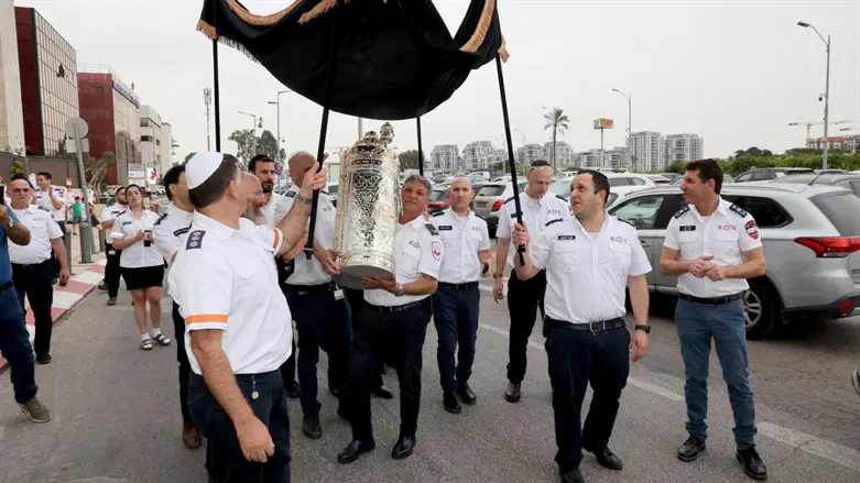 ספר תורה חדש לבית הכנסת 'מגן דוד' 