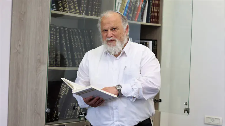 "העיקר הוא להיות עם העיניים לטובת המתגייר, שלדיין יהיה לב רחב". הרב יהודה עמיחי