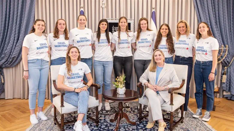 שחקניות נבחרת הנשים עם רעיית הנשיא הרצוג