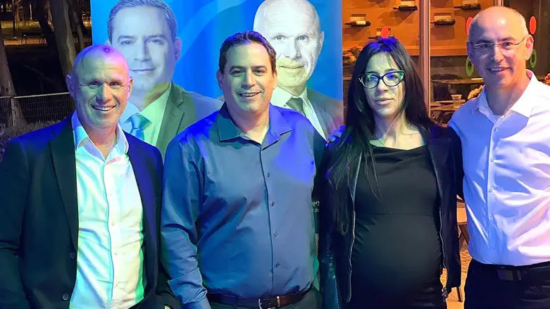 עמית בכר (שני משמאל) ועמיתיו בכנס "אחים לנשק"