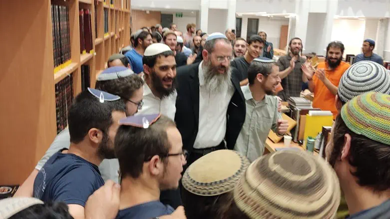 תלמידי ורבני ניר רוקדים