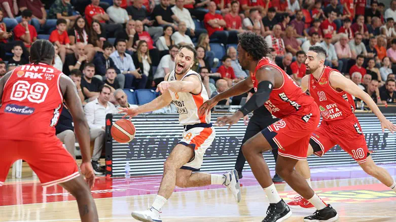 שחקני הפועל מסתערים הערב על נס ציונה