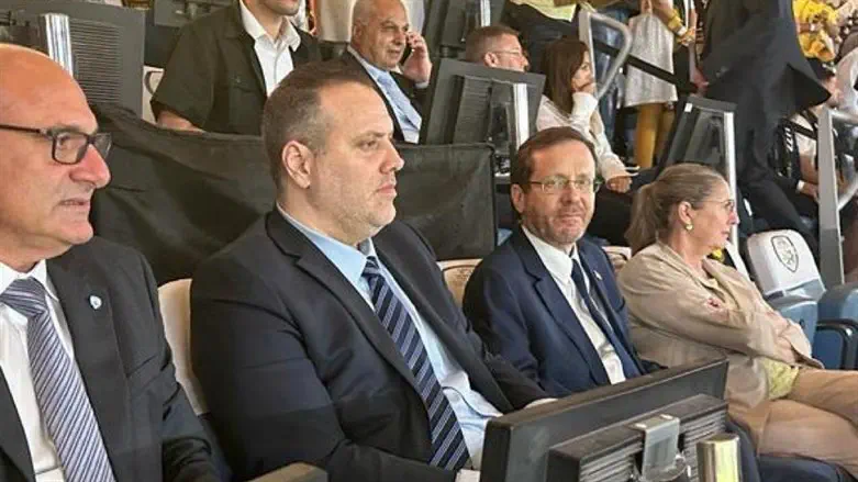 השר זוהר עם נשיא המדינה ביציע