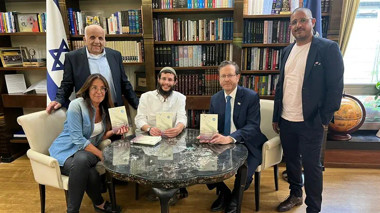 הרב שחר והסופרת סימון עם הנשיא