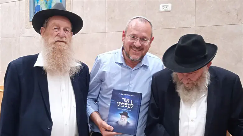 הרב הראל כהן עם הרב קלונסקי והרב שטיינר