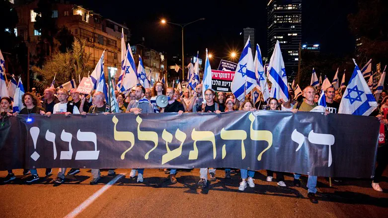 מתנגדי הממשלה בהפגנה אנטי־חרדית בבני ברק