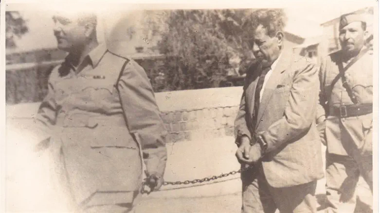 375C - שפיק עדס הי"ד מובל בשרשראות על ידי קציני משטרה - בצרה, 1948