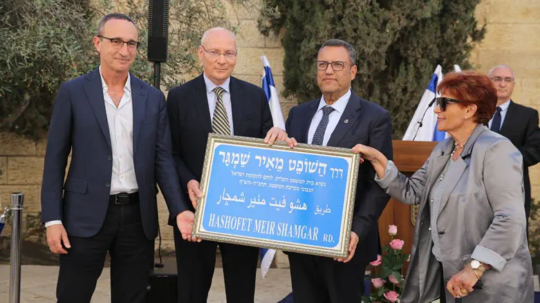טבעי ומתבקש הוא שהרחוב הנקרא על שמו מוביל אל הבניין הזה