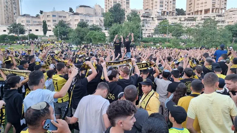 אוהדי בית"ר בחגיגות הגביע יום למחרת המחדל