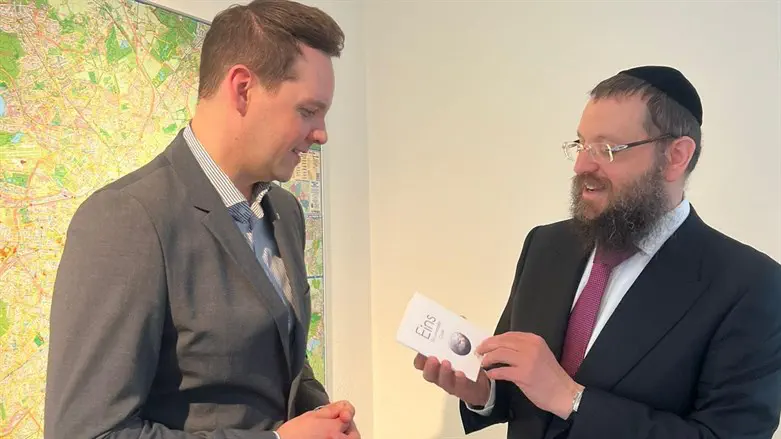 הרב טייכטל מעניק את החוברת לפוליטיקאי גרמני