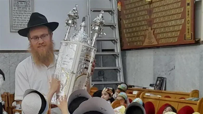 ילדים עם ספר תורה