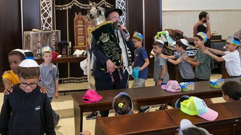 הרב מנחם עמאר עם הילדים