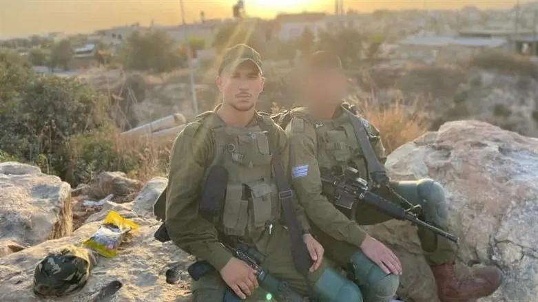 הלוחם (משמאל) בעת שירותו הצבאי