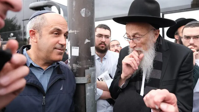 הרב צבי טאו ואריה קינג הפגינו נגד אירוע נוצרי במרכז דוידסון