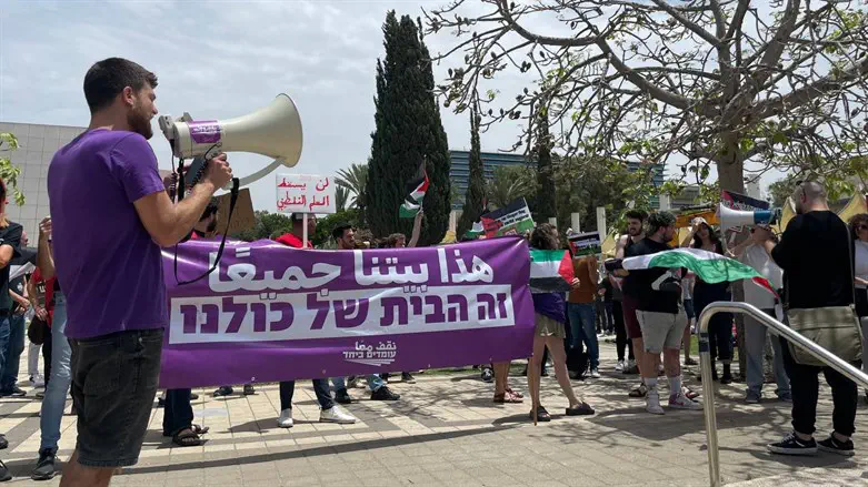 עם דגלי פלסטין באונ' תל אביב