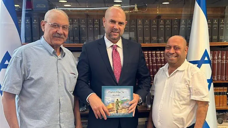 יהודה אלבז (משמאל), היו"ר ובן סבו