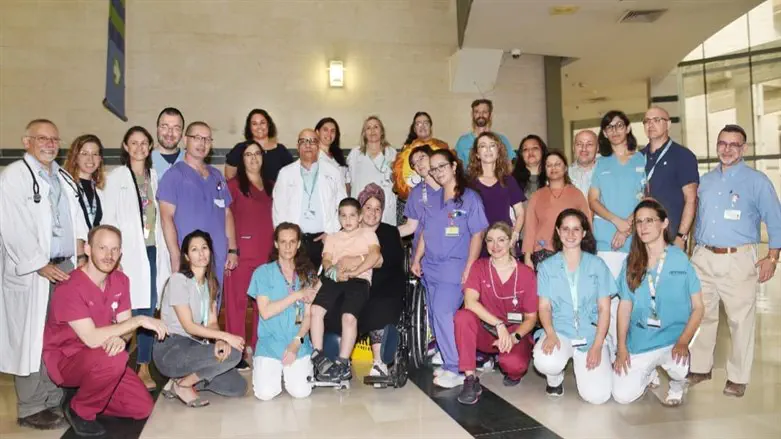 בני משפחת דומנוביץ' עם הצוות הרפואי 