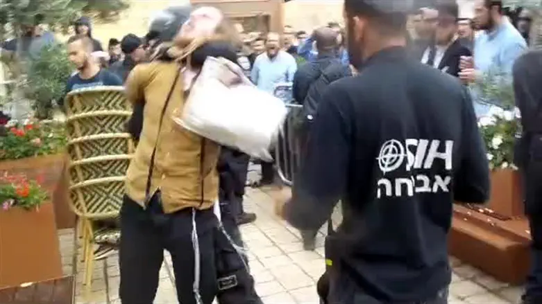 שוטר חונק מפגין